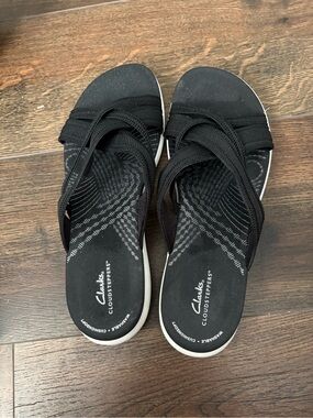 EUC Clarks Black Strappy Cloudsteppers Sandals
